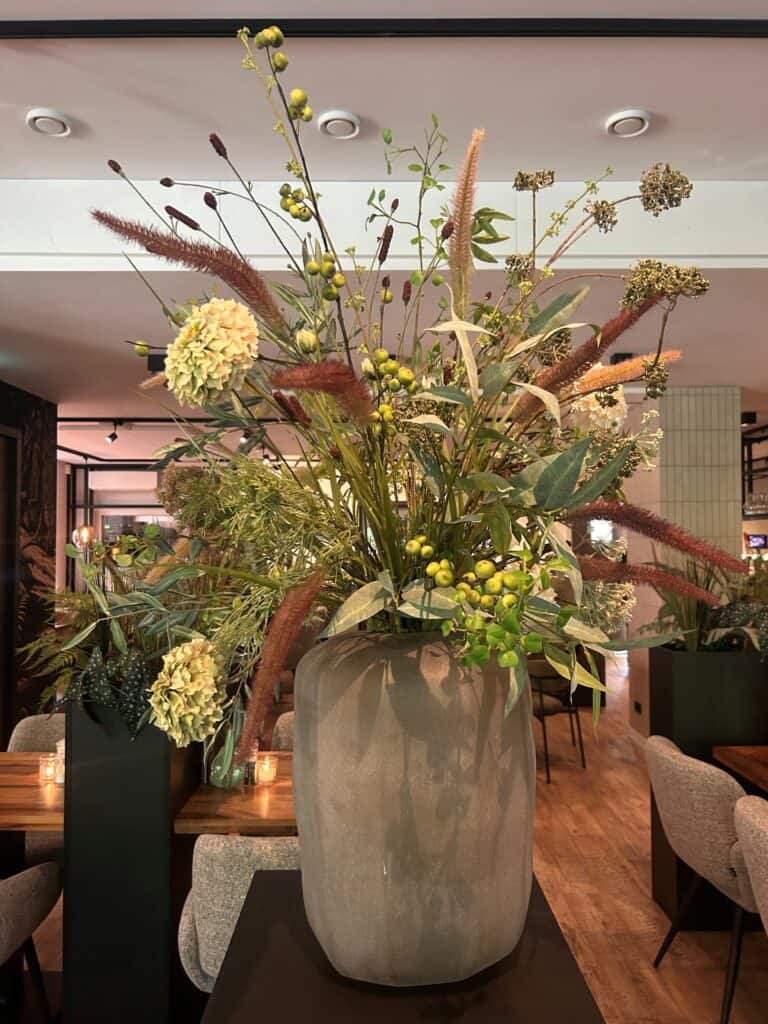 High-end bloemen in het interieur – tijdloze luxe en verfijning