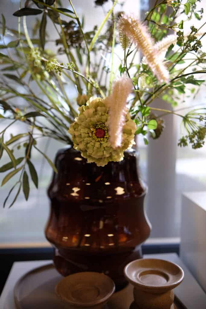 Exclusieve zijden bloemen in de woonkamer – stijlvol en tijdloos