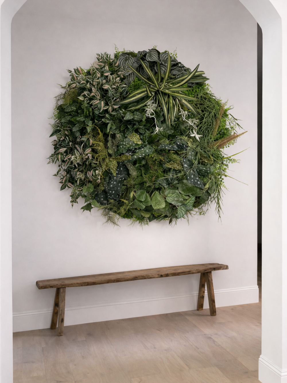 Kunstplanten met mos op wand