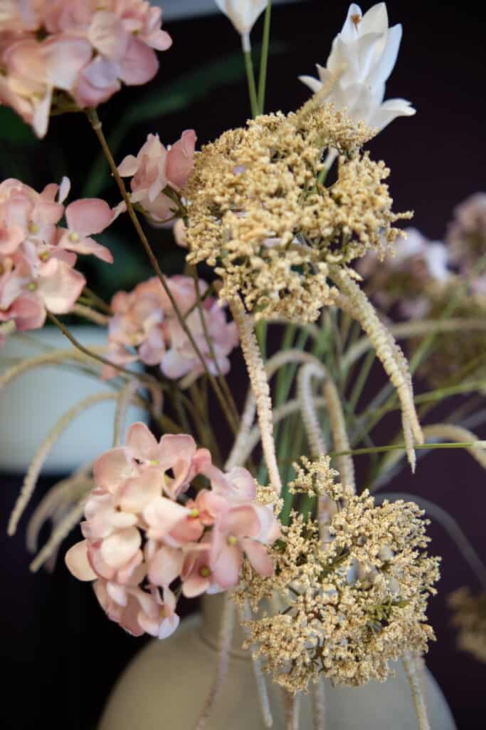 Creëer een luxe sfeer met zijden bloemen in je interieur