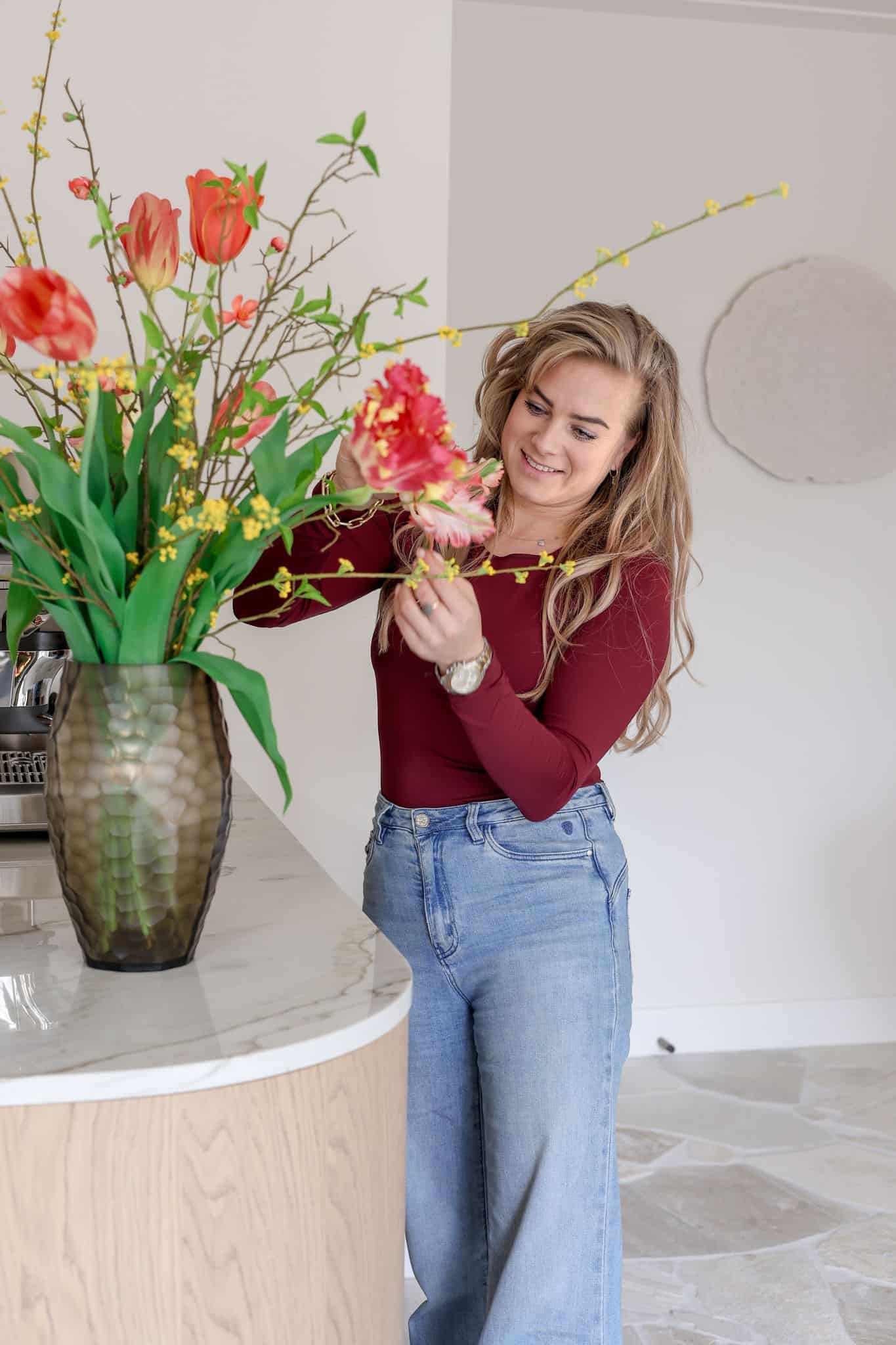 Sophie schikt een boeket kunsttulpen tijdens een workshop
