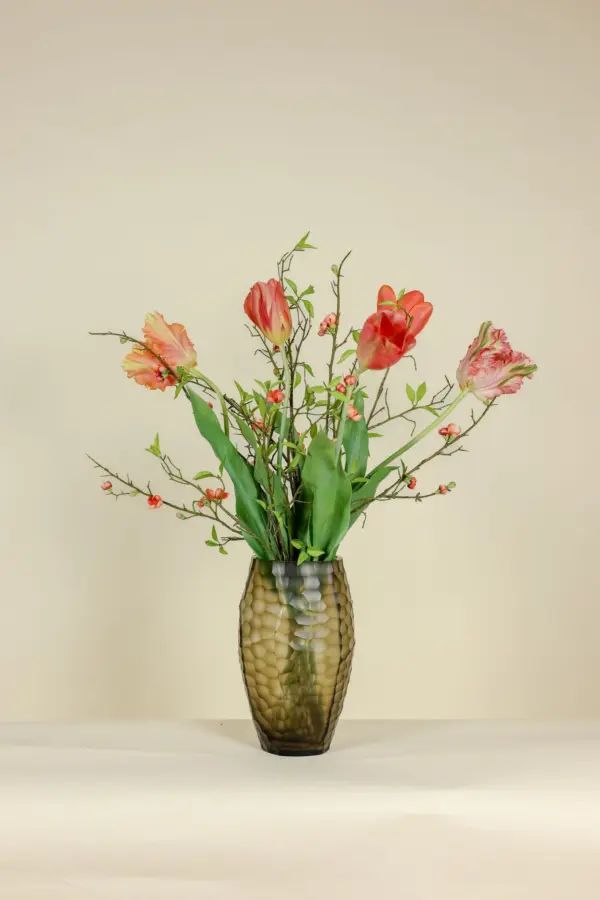 Kunst tulpenboeket oranje royaal met koraal tulpen en takjes met rood-oranje knopjes