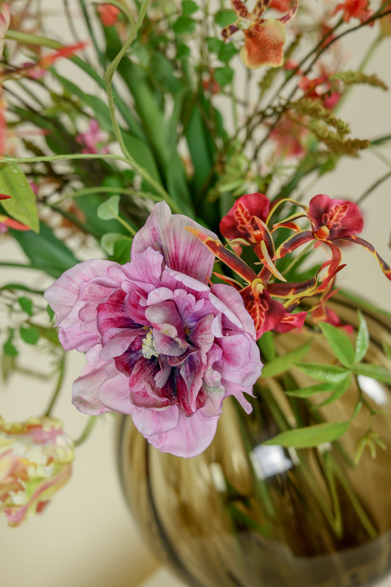 Detail van een zijden bloem met natuurlijke kleurverlopen bij Exclusief Ingericht