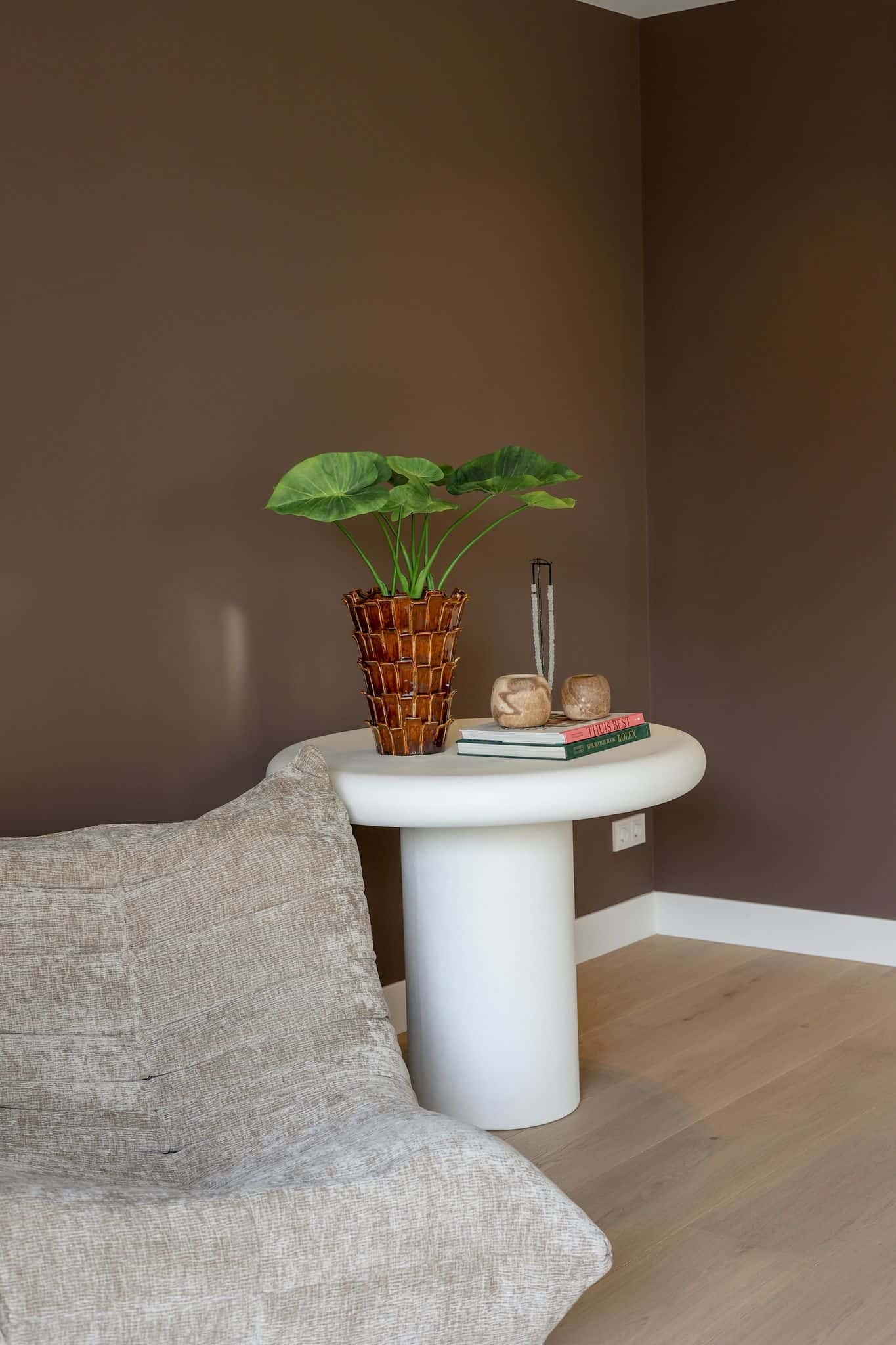Kunstplant in een pot op een witte bijzettafel