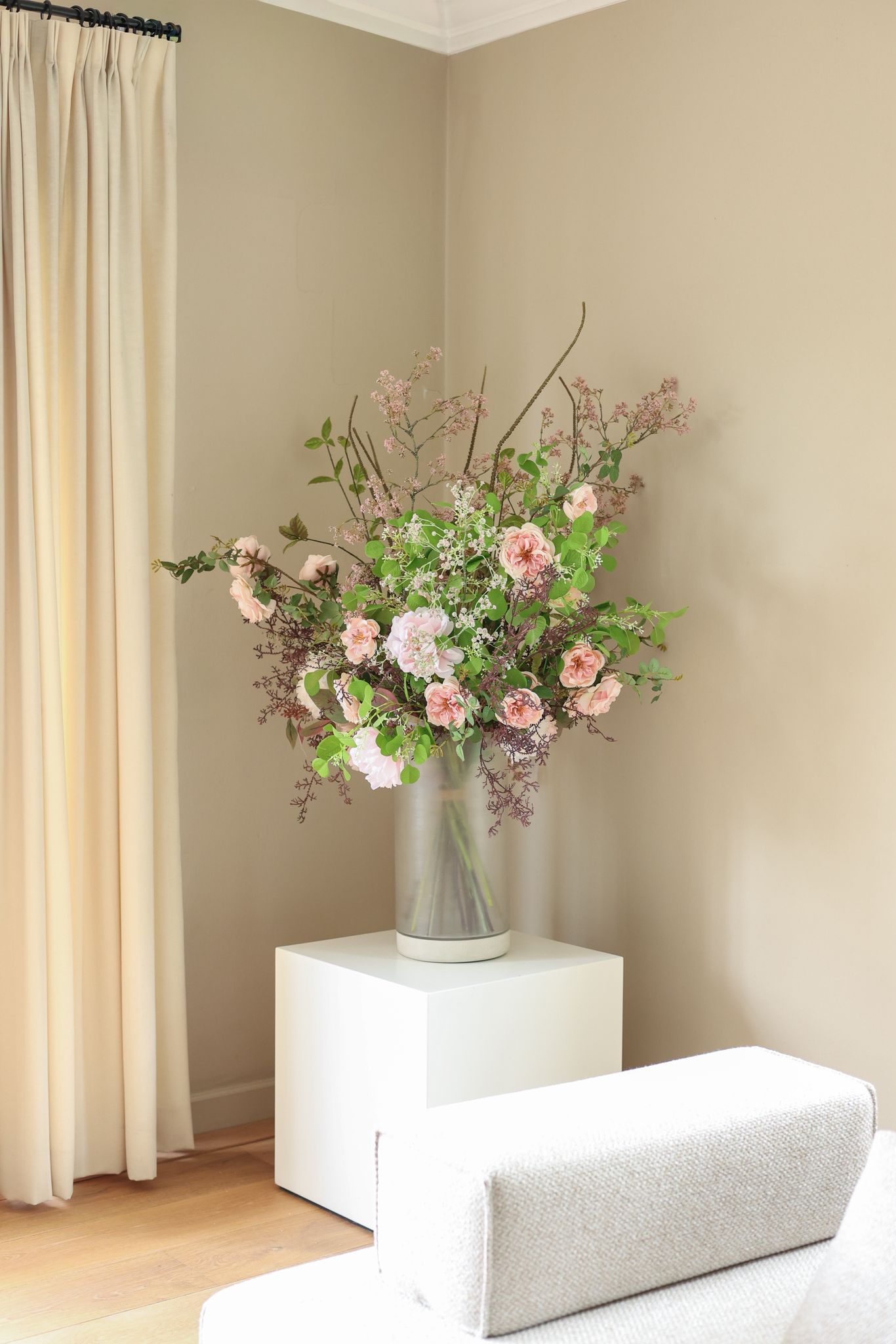 Groot zijden boeket blush roze op een eettafel
