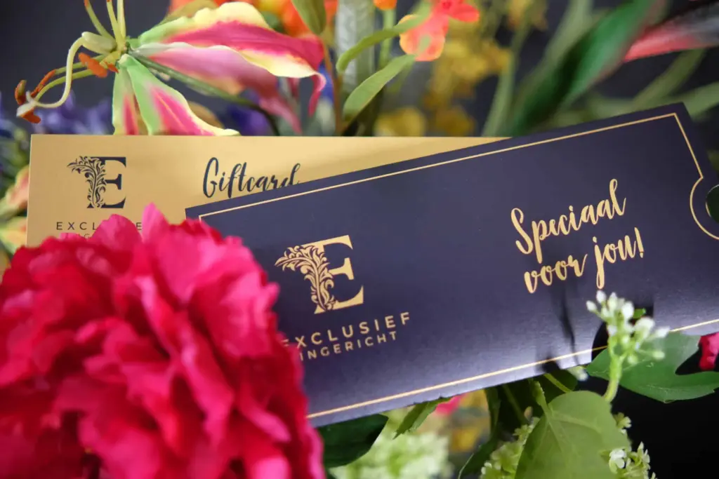 Cadeaukaart van Exclusief Ingericht tussen zijden bloemen