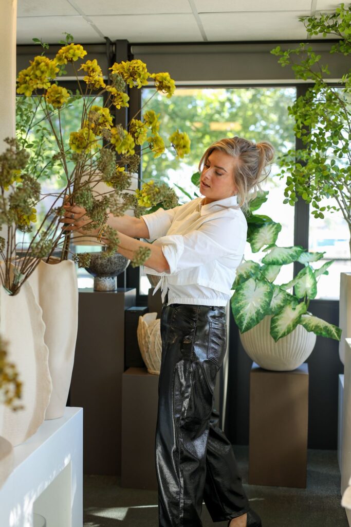 Sophie van Exclusief Ingericht schikt zijden bloemen