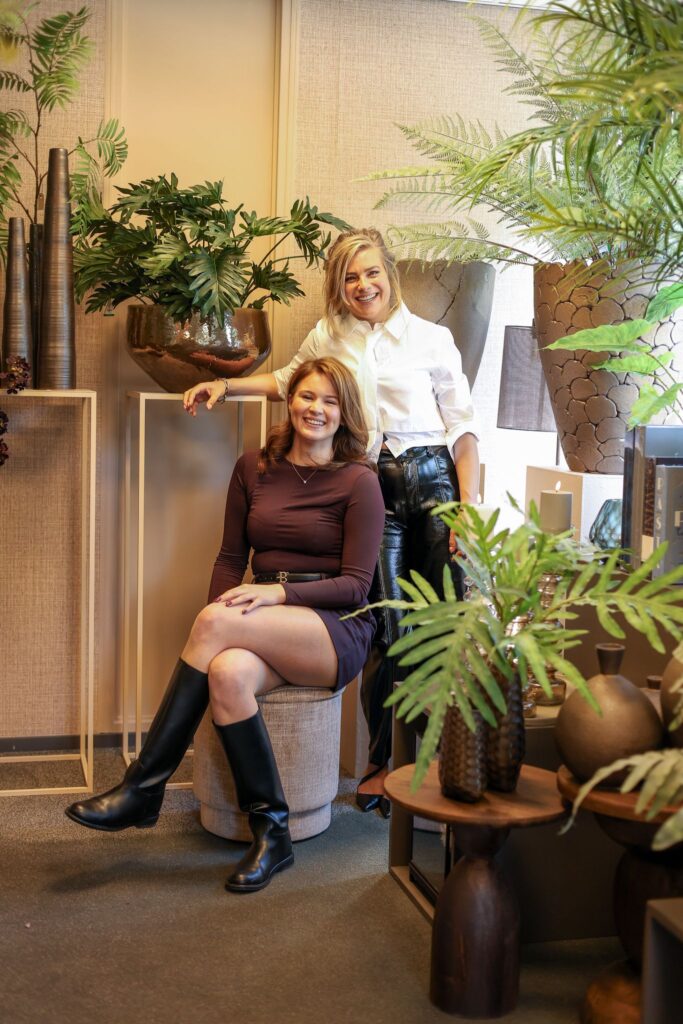 Sophie en Marlou van Exclusief Ingericht in de winkel aan de Dommelstraat in Oss, tussen kunstplanten en potten