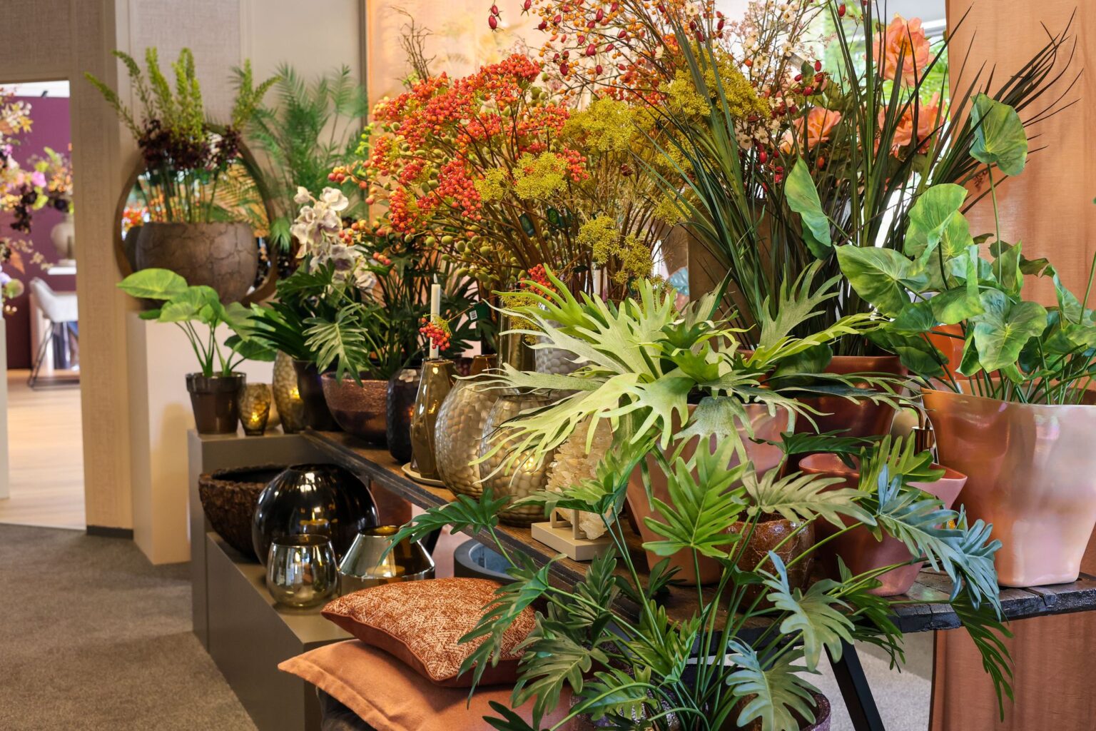 Zijden bloemen, kunstplanten, vazen en kussens van topmerken in de winkel