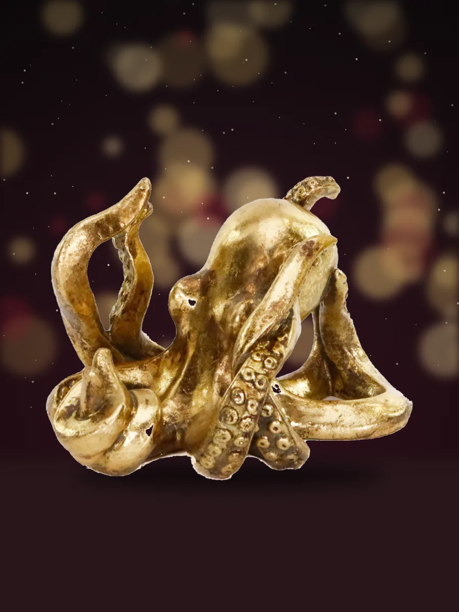 Gouden octopus wijnflessenhouder in feestelijke kerstsfeer met gouden lichtjes